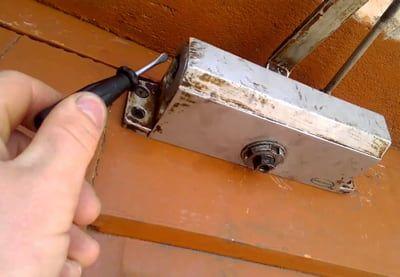 4 видео про ремонт доводчика двери своими руками
